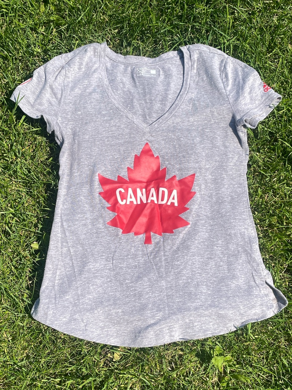Canada Maple Leaf V-Neck Tee - Gray & Red, size XS - 🇨🇦 on back